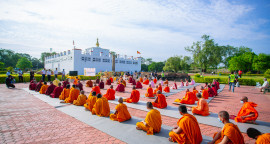 मायादेवी मन्दिर परिसरमा प्रार्थना गरिदै । सबै तस्वीरहरु : थाई मोनास्ट्री, लुम्बिनी